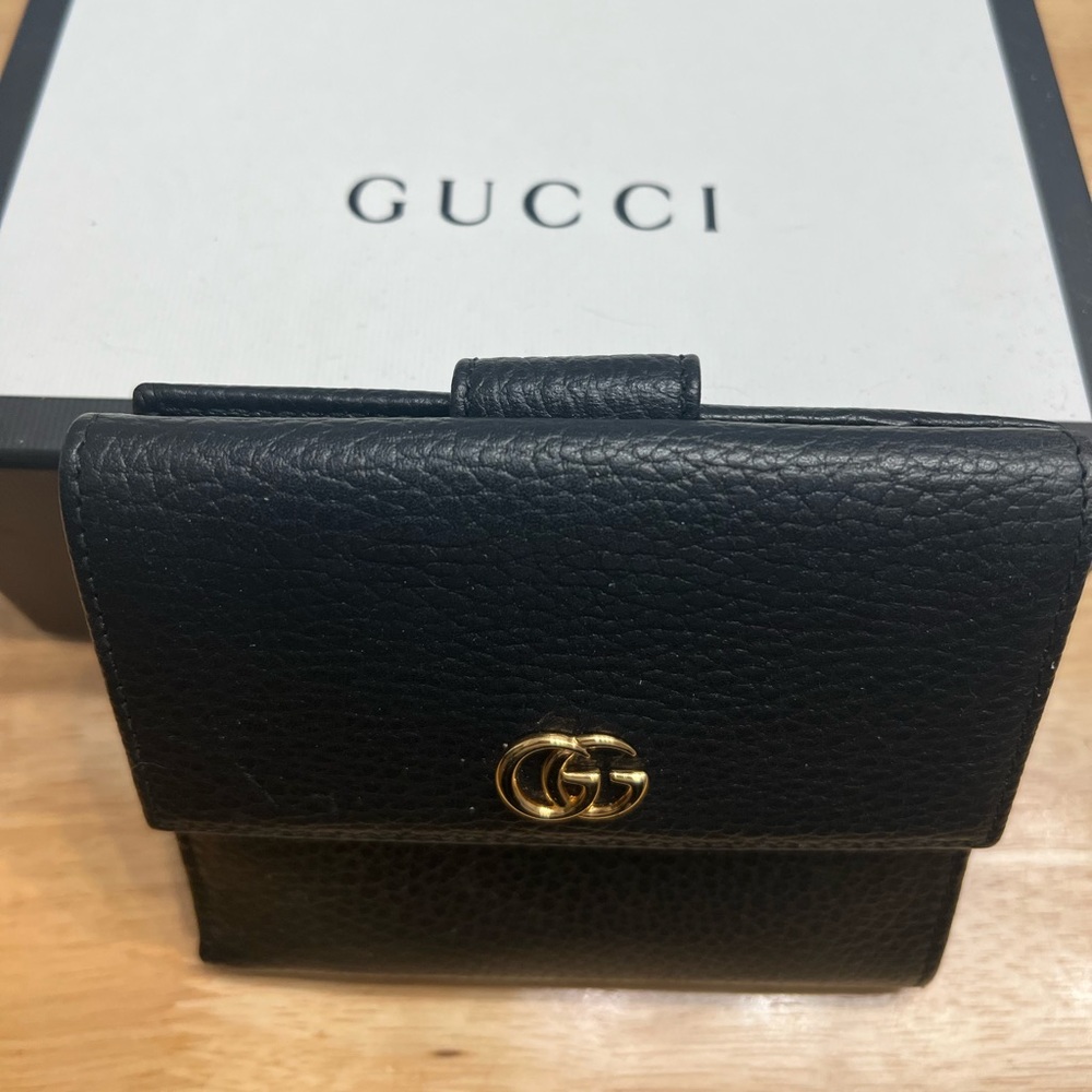 Barely worn Gucci Wallet unisex.